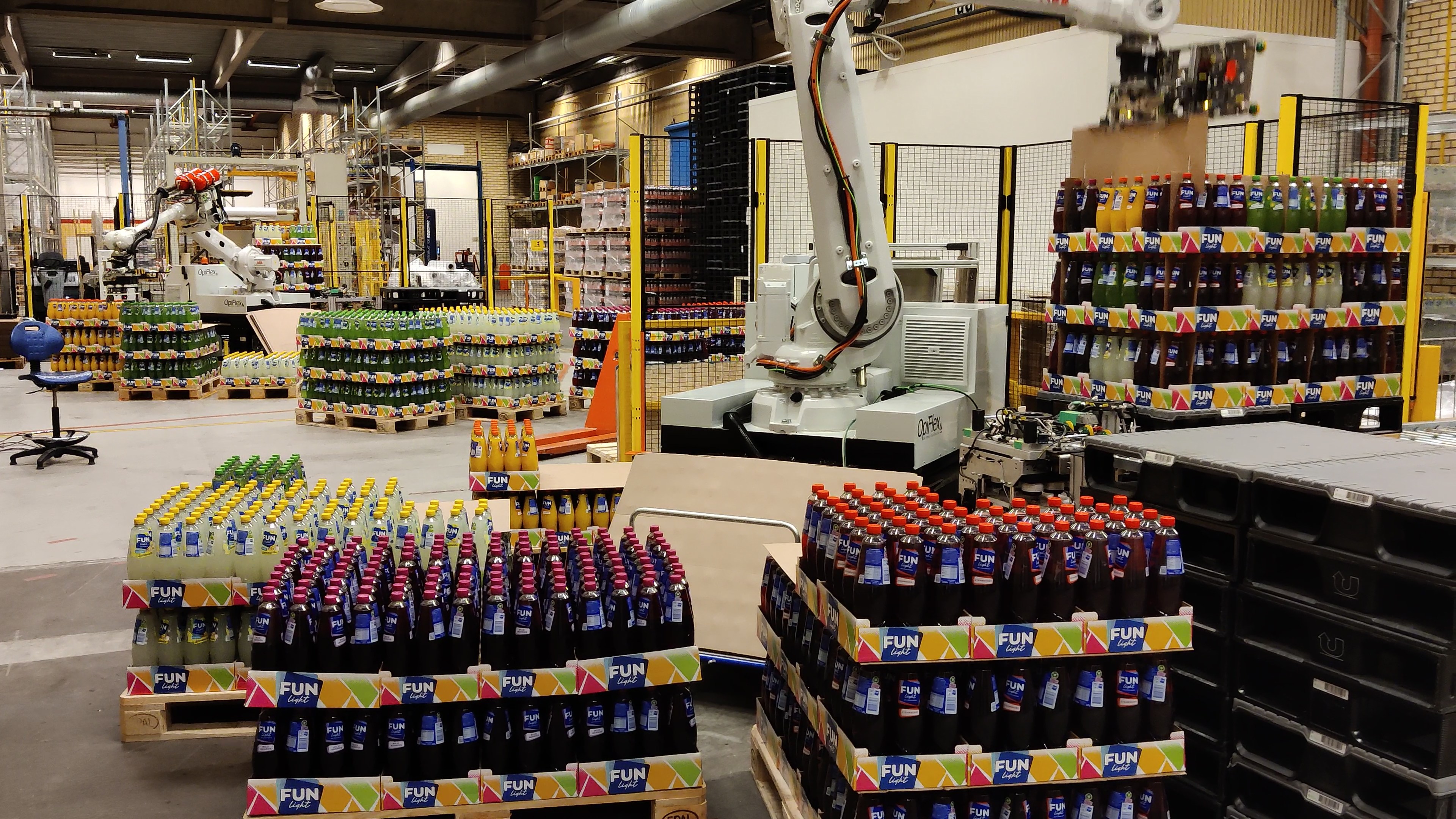 32102 Orkla Diaply Pallets 2 robots